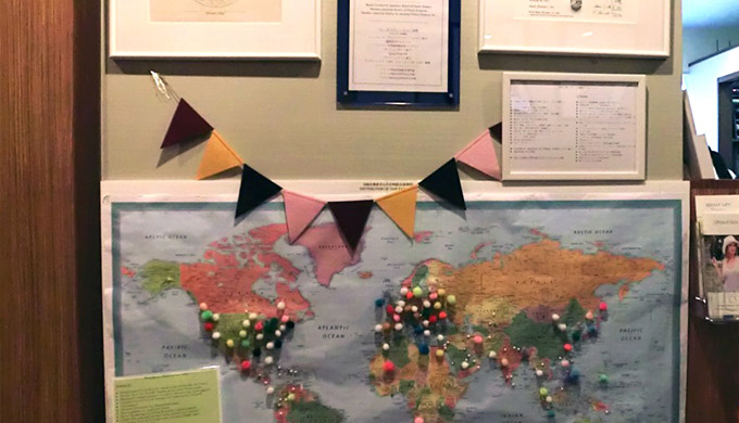 【写真】ロビーにある世界地図には、これまでの患者さんの出身国が示されています